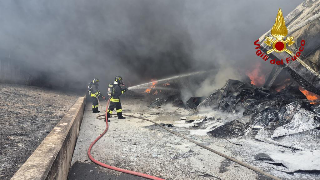 Maxi incendio a  Camerano, colonna di fumo nero dalla Giba Stampi